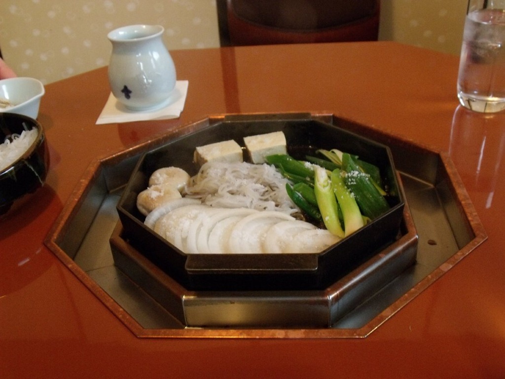 豆腐、蒟蒻、洋蔥、青蔥、與烤麩